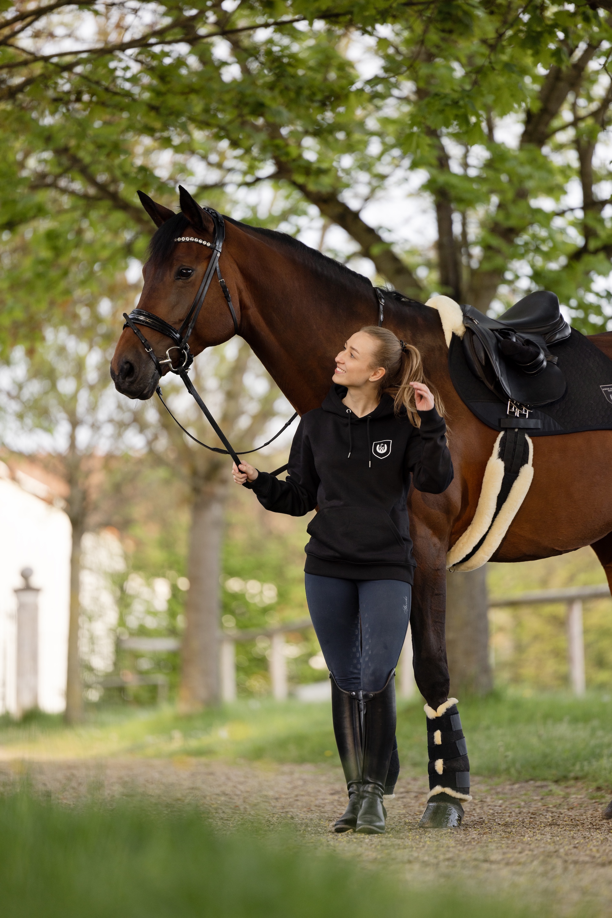 Frau mit Pferd